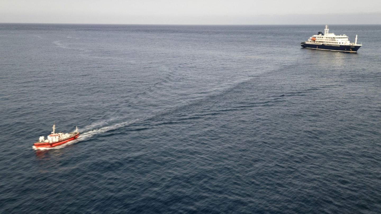 Ein von dem Kreuzfahrtschiff kommendes Rettungsboot