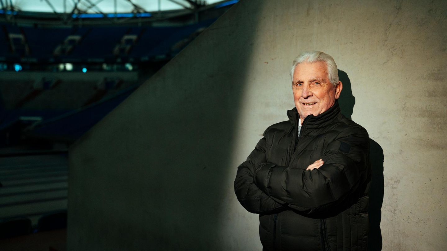 Klaus Fischer im Stadion auf Schalke