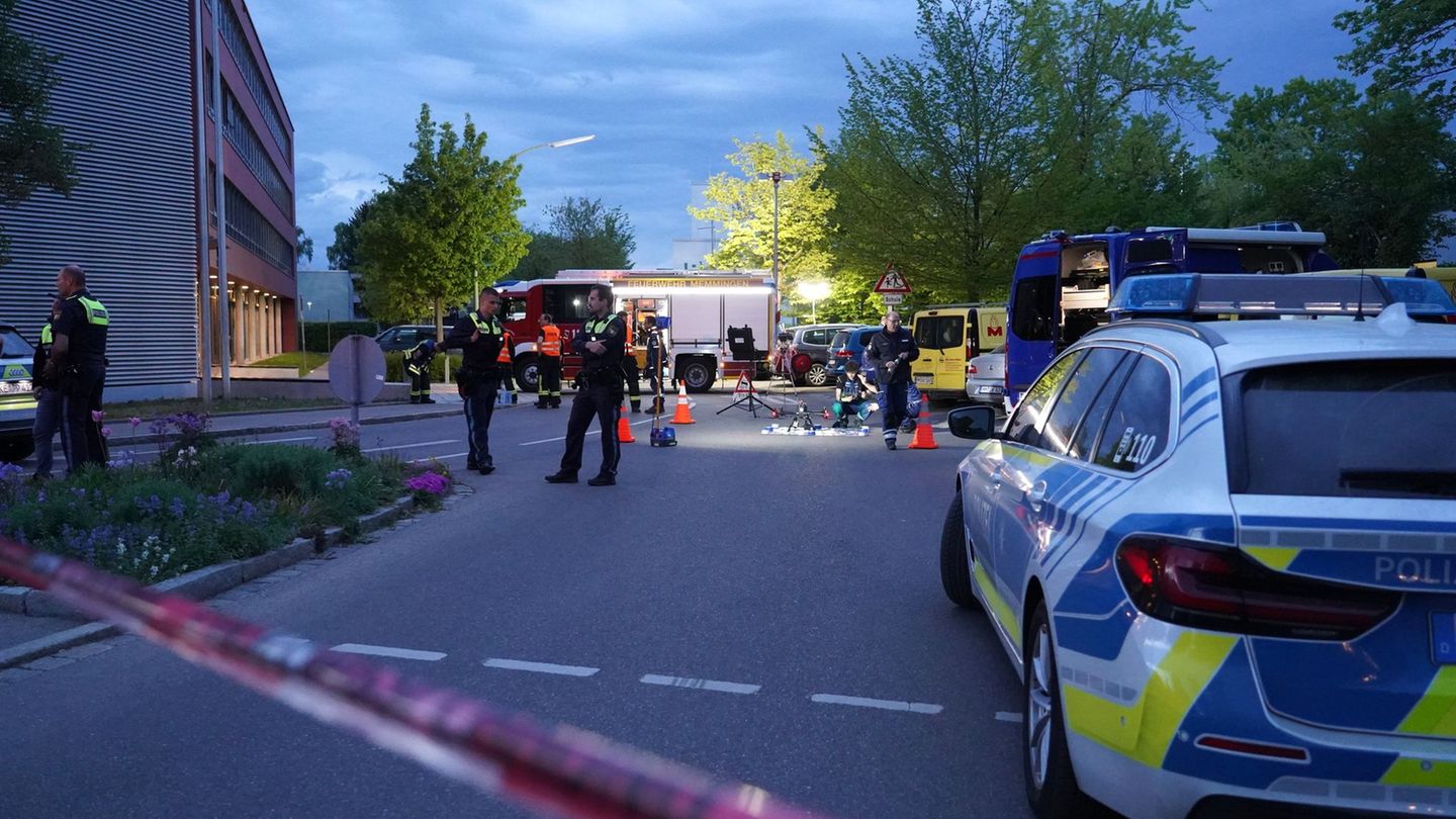 Polizisten sichern den Einsatzort nach den Schüssen auf den Verdächtigen. Foto: Stein/swd-medien/dpa