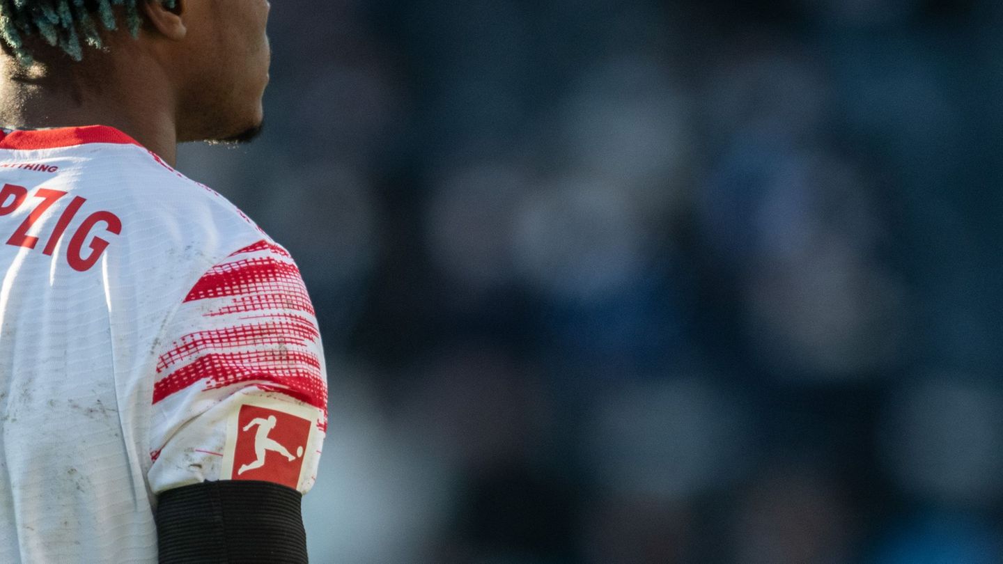 Im Gedenken an die Opfer der Amok-Fahrt von Leipzig läuft RB gegen den FC St. Pauli mit Trauerflor auf. (Archivbild) Foto: Bernd