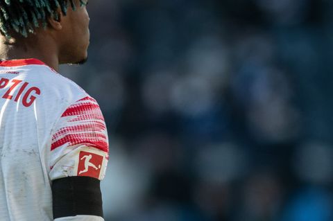 Im Gedenken an die Opfer der Amok-Fahrt von Leipzig läuft RB gegen den FC St. Pauli mit Trauerflor auf. (Archivbild) Foto: Bernd