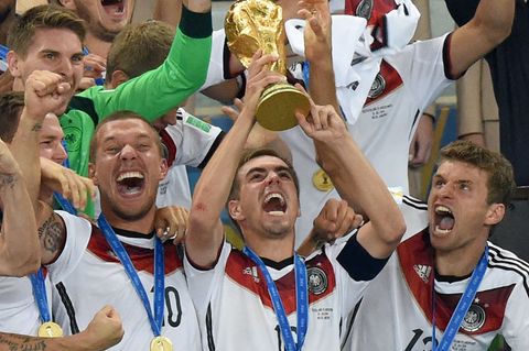 Philipp Lahm reckte 2014 als bislang letzter deutscher Nationalmannschaftskapitän den WM-Pokal in die Höhe. (Archivbild) Foto: M