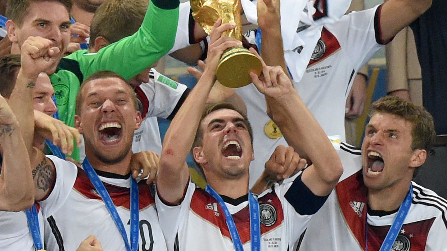 Philipp Lahm reckte 2014 als bislang letzter deutscher Nationalmannschaftskapitän den WM-Pokal in die Höhe. (Archivbild) Foto: M