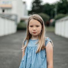 Alpha-Kinder: Mädchen der Generation Alpha steht auf einer Straße