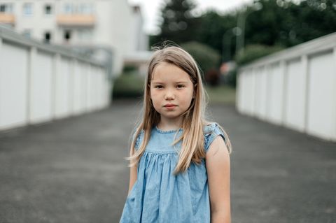 Alpha-Kinder: Mädchen der Generation Alpha steht auf einer Straße