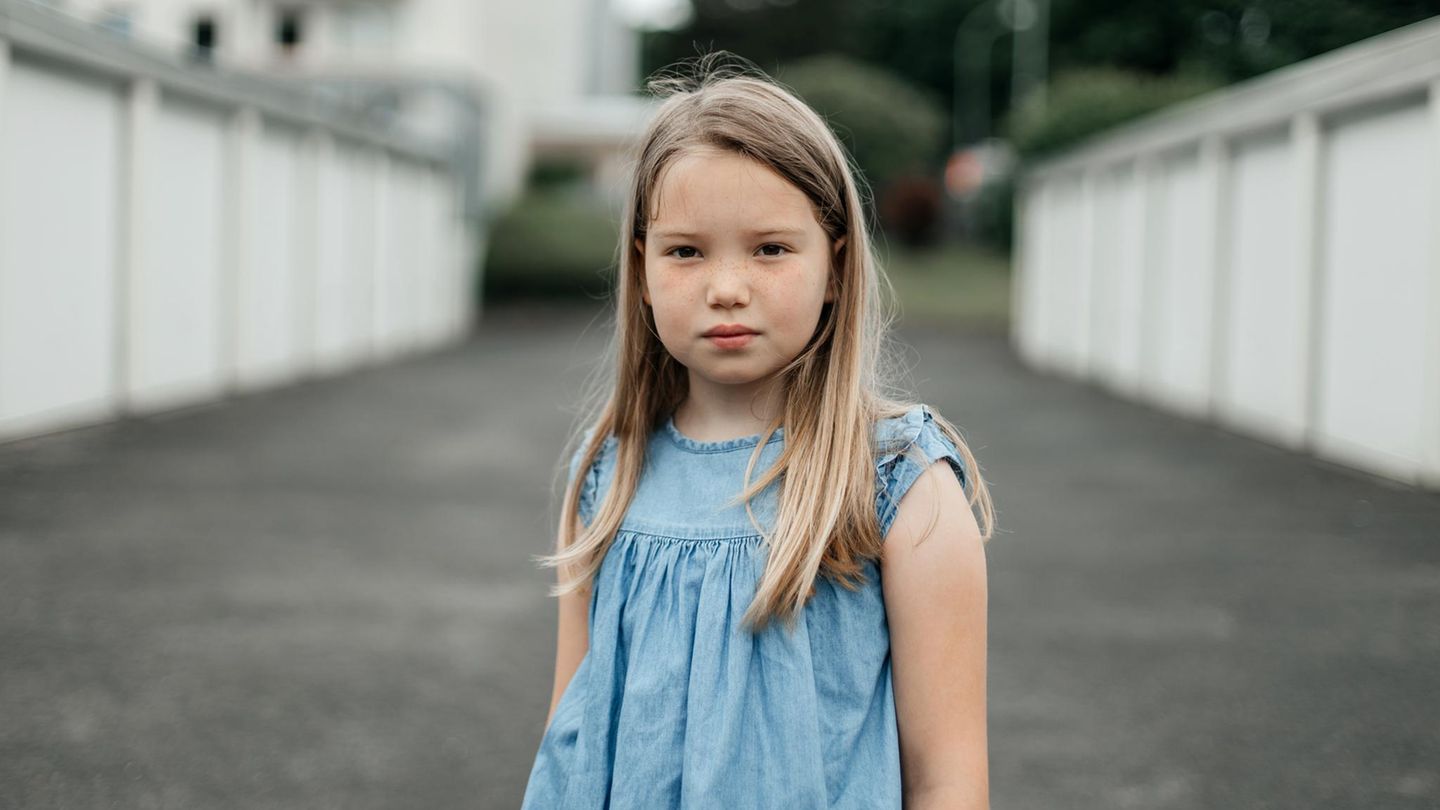 Alpha-Kinder: Mädchen der Generation Alpha steht auf einer Straße