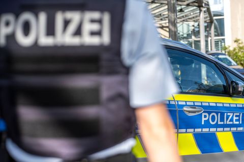 Die Polizei sucht nach zwei Tätern mit einer Schusswaffe. (Symbolbild) Foto: David Inderlied/dpa
