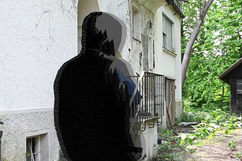 Eine Montage mit Tatort und einer symbolischen Figur in dunkler Kleidung, es zeigt das echte Haus in Memmingen