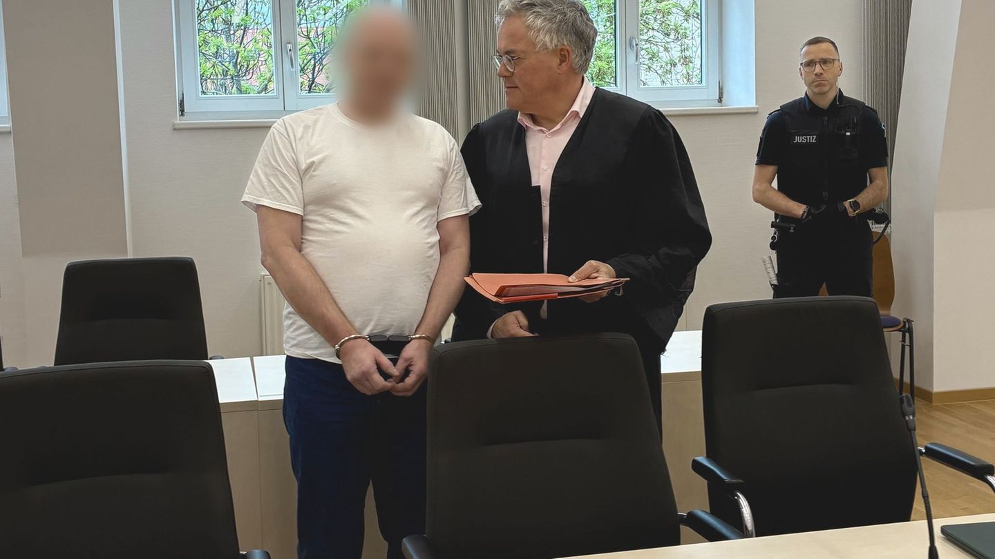 Dem 52-jährigen Angeklagten wird versuchter Mord vorgeworfen. Er soll im betrunkenen Zustand eine Nachbarin mit einem Fleischerb
