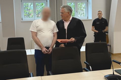 Dem 52-jährigen Angeklagten wird versuchter Mord vorgeworfen. Er soll im betrunkenen Zustand eine Nachbarin mit einem Fleischerb