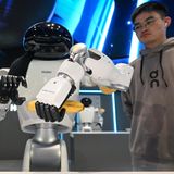 Mann neben Roboter mit zwei Händen