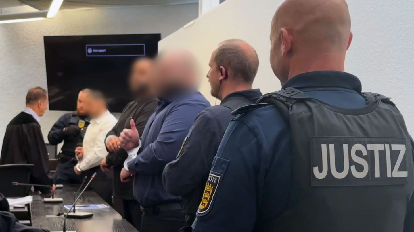 Mutmaßlicher Justizskandal: Justiz auf Anklagebank - Prozess zu Schüssen und Datenleck