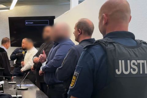 Der angeklagte Justizbeamte hat die Vorwürfe eingeräumt. Foto: Martin Oversohl/dpa