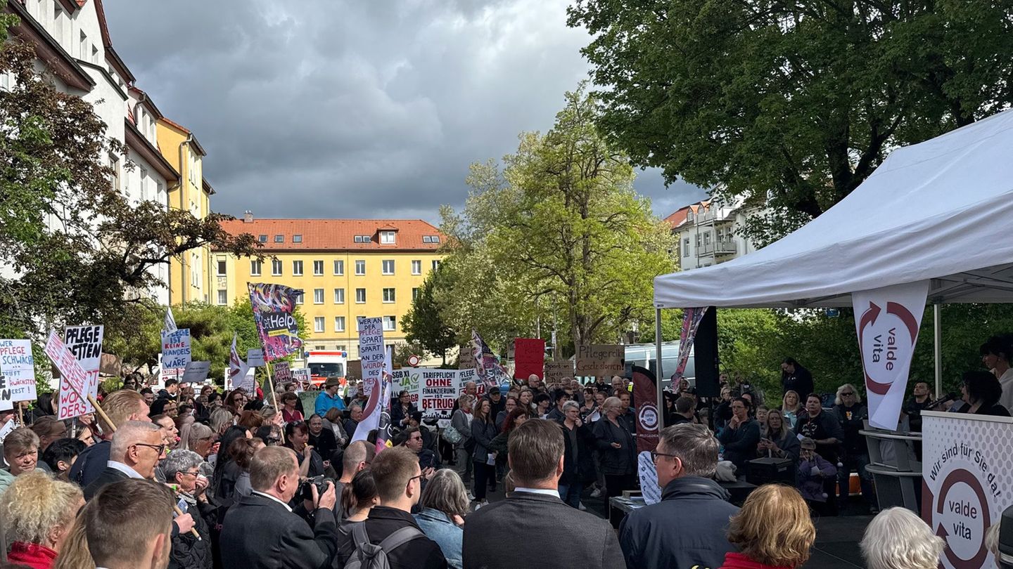 Vor dem Thüringer Landtag haben Pflegekräfte ihren Unmut gegen Reformpläne der Bundesregierung Ausdruck verliehen. Foto: Stefan