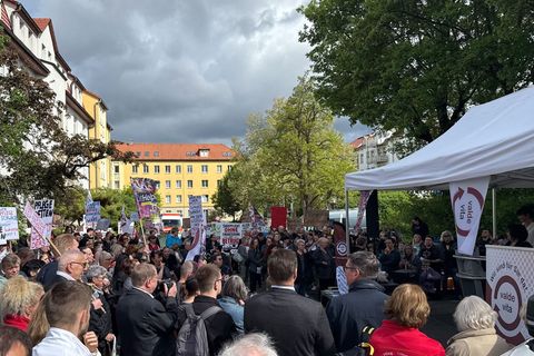 Vor dem Thüringer Landtag haben Pflegekräfte ihren Unmut gegen Reformpläne der Bundesregierung Ausdruck verliehen. Foto: Stefan