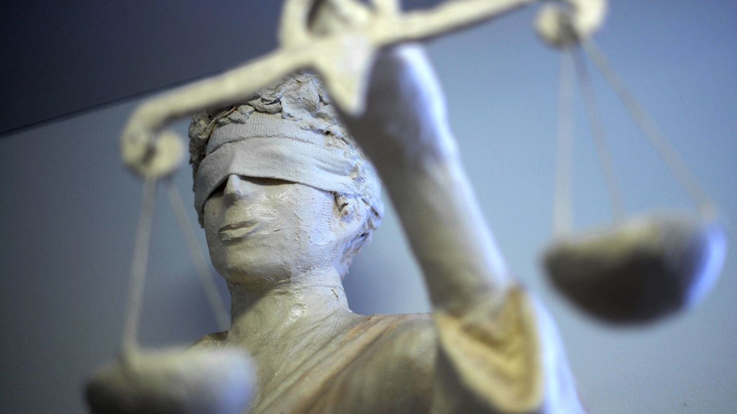 Die Statue Justitia in einem Gericht: Viele von Gerichten verhängte Bußgelder kommen in Hamburg gemeinnützigen Einrichtungen zu