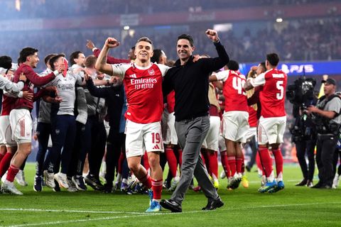 Arsenal-Coach Mikel Arteta feiert den Einzug ins Champions-League-Finale mit Leandro Trossard. Foto: John Walton/PA Wire/dpa