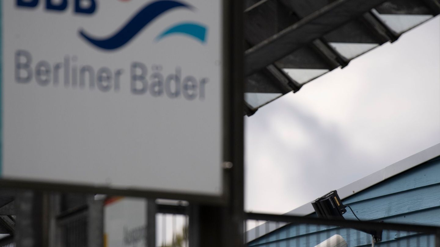 Kameras und Ausweiskontrollen an Berliner Freibädern sind kein Verstoß gegen den Datenschutz. (Archivbild) Foto: Paul Zinken/dpa