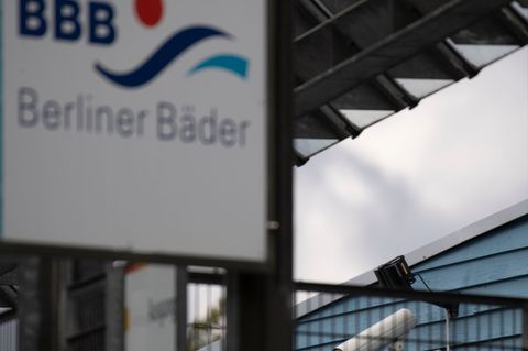Kameras und Ausweiskontrollen an Berliner Freibädern sind kein Verstoß gegen den Datenschutz. (Archivbild) Foto: Paul Zinken/dpa