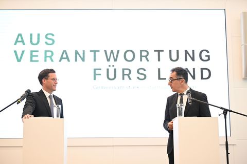 Cem Özdemir (Grüne) und Manuel Hagel (CDU) haben die Inhalte des Koalitionsvertrags vorgestellt. Foto: Bernd Weißbrod/