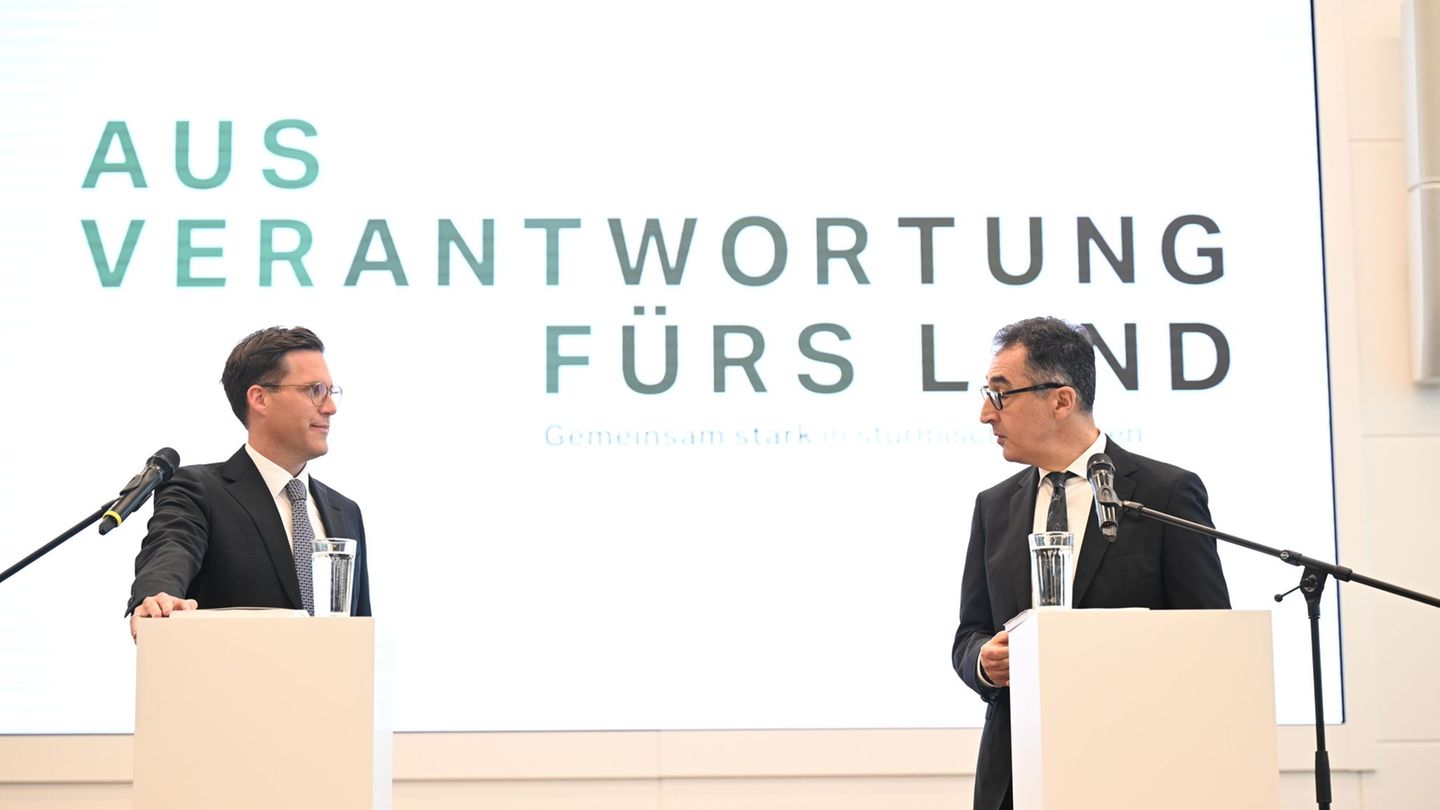 Cem Özdemir (Grüne) und Manuel Hagel (CDU) haben die Inhalte des Koalitionsvertrags vorgestellt. Foto: Bernd Weißbrod/