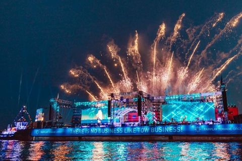 Auf einer schwimmenden Bühne sind am Wochenende in Hamburg zahlreiche Stars zu sehen.