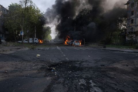 Feuer und Rauch nach russischen Angriffen in Donezk