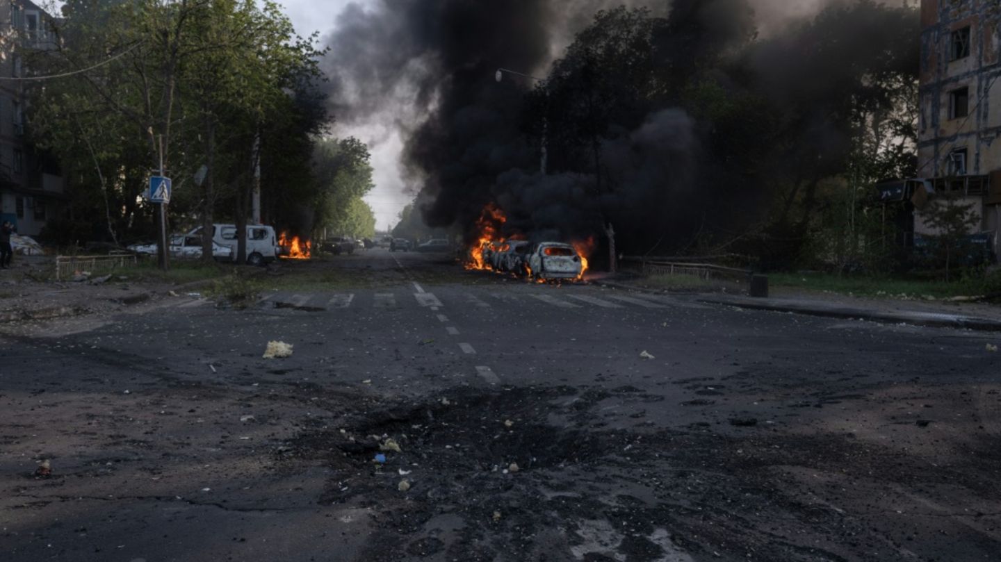 Feuer und Rauch nach russischen Angriffen in Donezk