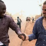 Francis Kéré und Christoph Schlingensief Hand in Hand auf der Straße