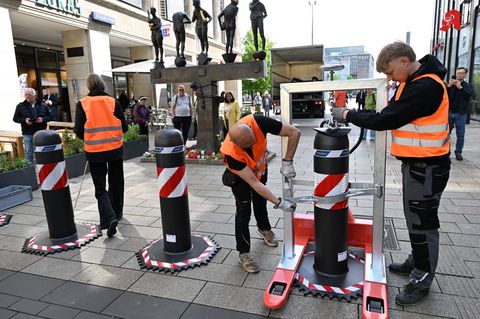 Leipzig stellt massive Sperren nach tödlicher Amokfahrt auf. Foto: Hendrik Schmidt/dpa