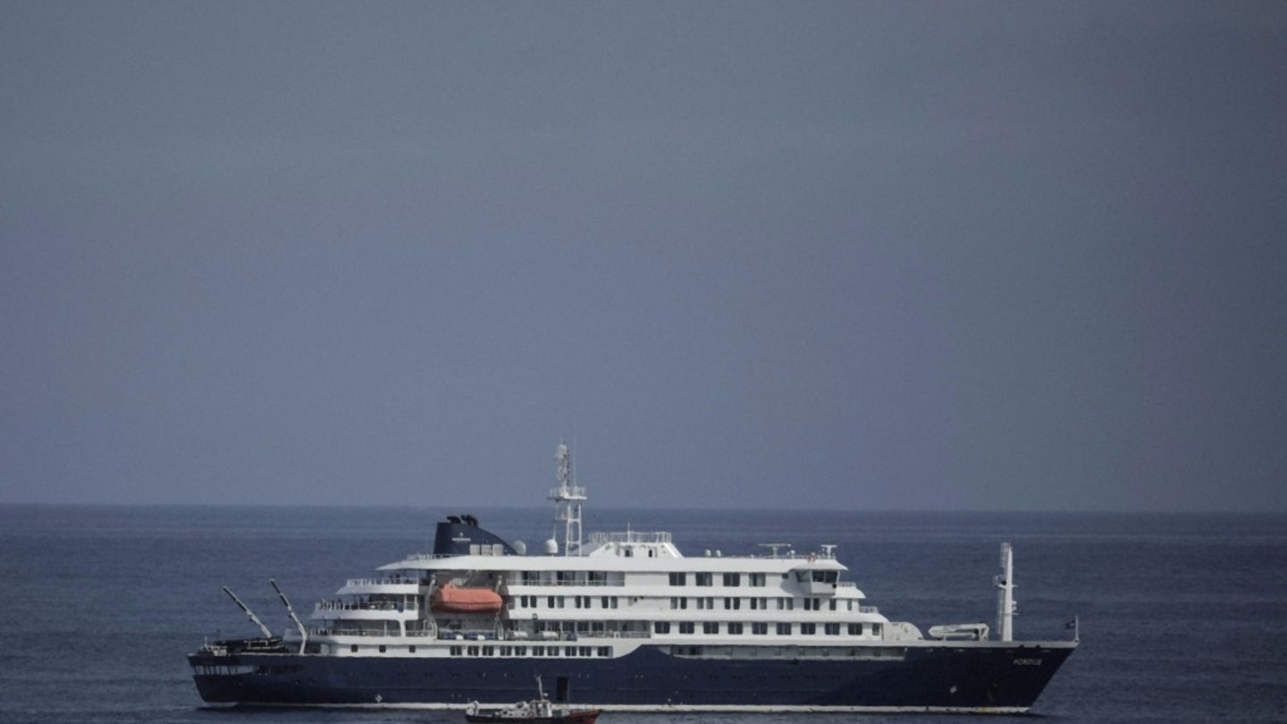 Ein Rettungsboot an dem Kreuzfahrtschiff