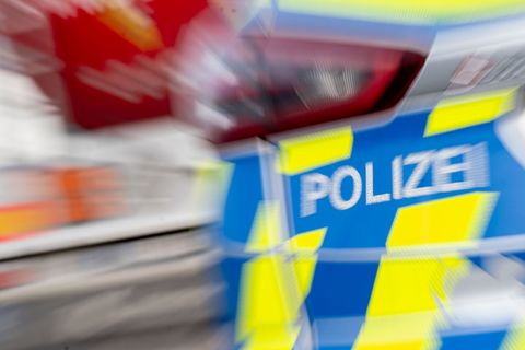 Ein Auto und eine Straßenbahn sind in Zwickau zusammengestoßen. Dabei gab es vier Verletzte. (Symbolbild) Foto: Hendrik Schmidt/