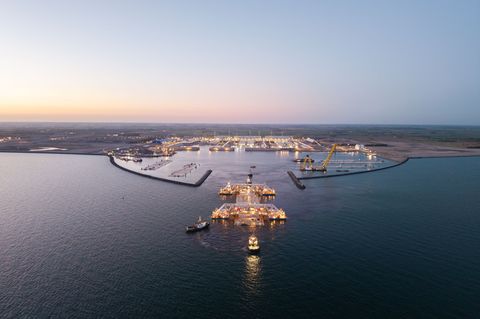 Das erste Tunnelelement wird mit Hilfe von mehreren Schiffen an seinen Bestimmungsort gebracht. Foto: -/Sund & Bælt's Holding/dp