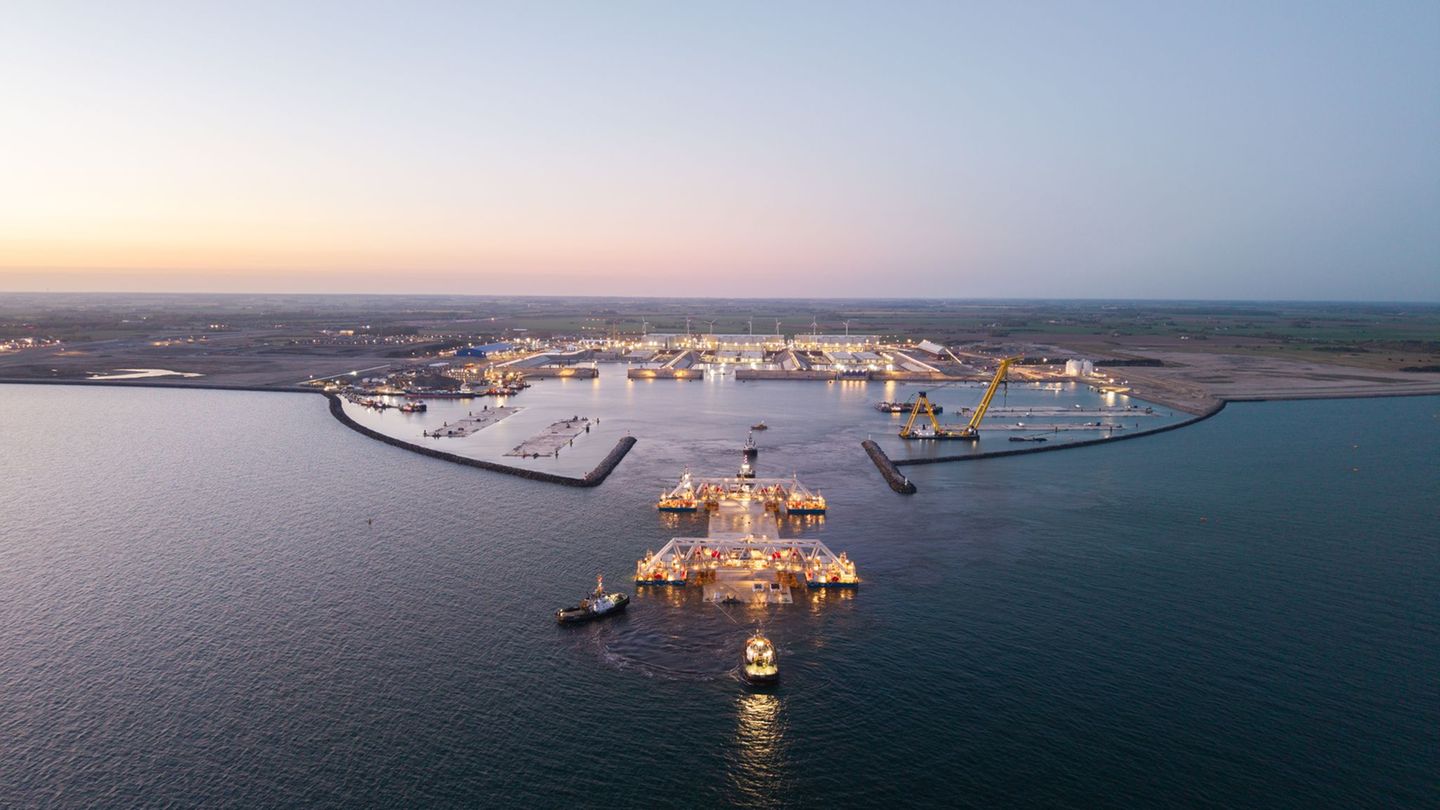 Das erste Tunnelelement wird mit Hilfe von mehreren Schiffen an seinen Bestimmungsort gebracht. Foto: -/Sund & Bælt's Holding/dp