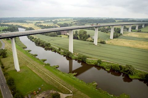 Nach gut drei Monaten Bauarbeiten wird die Ruhrtal-Brücke der A52 wieder freigegeben. (Archivbild) Foto: Arnulf Stoffel/dpa