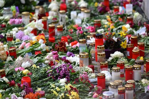Nach Amokfahrt in Leipzig: Ermittler schweigen zu Motiven und die Anteilnahme der Bevölkerung wächst. Foto: Hendrik Schmidt/dpa