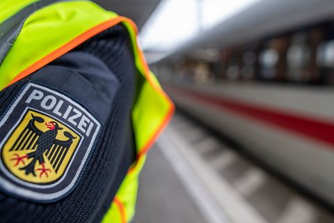 In Schelklingen soll es nach einem medizinischen Notfall im Zug zu einer Auseinandersetzung gekommen sein. (Symbolbild) Foto: Pa
