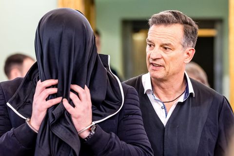 Der Angeklagte kam mit einer Jacke über dem Kopf in den Gerichtssaal. Foto: Frank Hammerschmidt/dpa