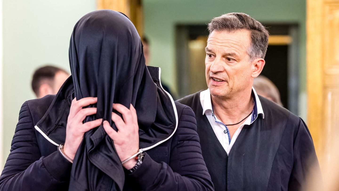 Der Angeklagte kam mit einer Jacke über dem Kopf in den Gerichtssaal. Foto: Frank Hammerschmidt/dpa