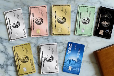 American Express Kreditkarten auf einem Marmor-Tisch
