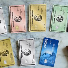 American Express Kreditkarten auf einem Marmor-Tisch
