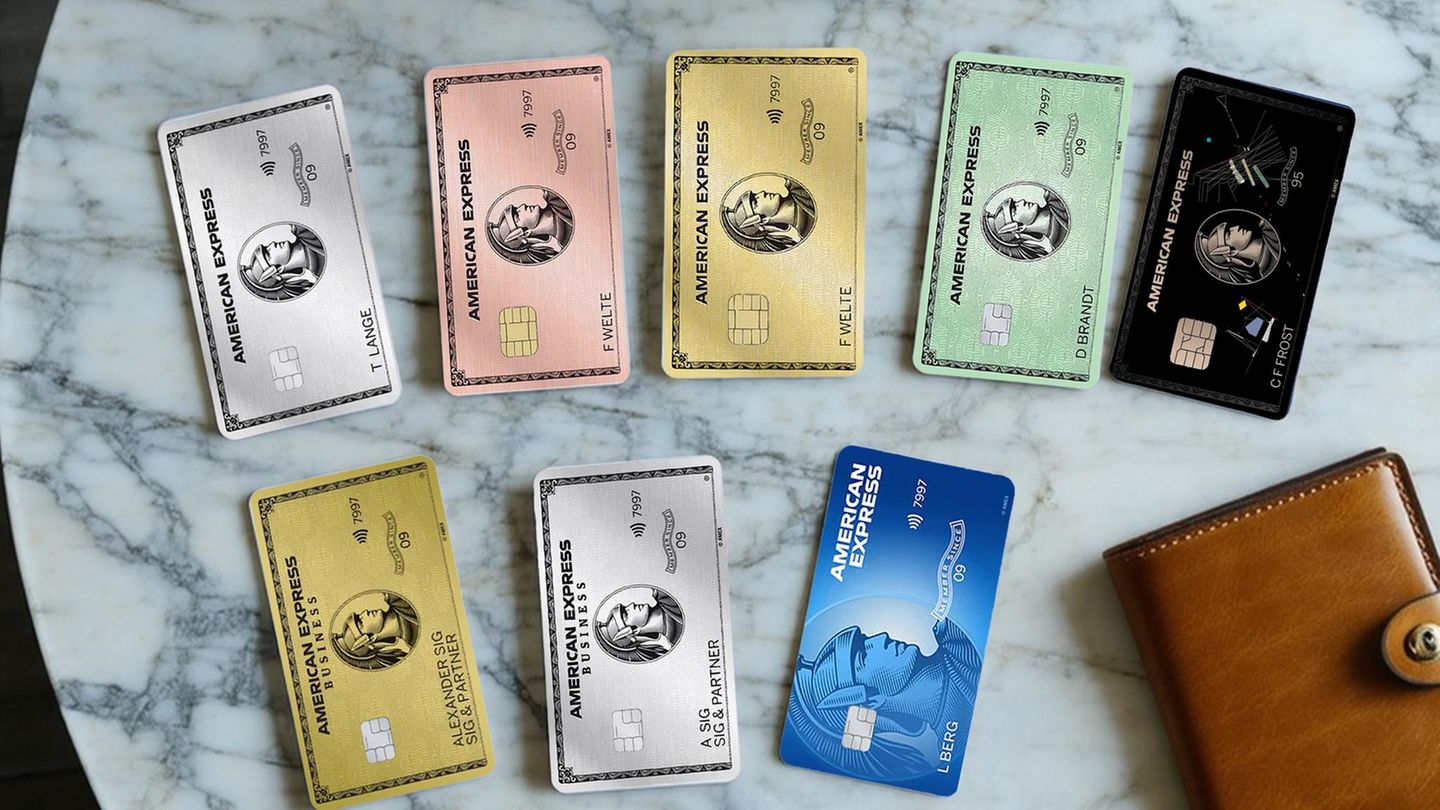 American Express Kreditkarten auf einem Marmor-Tisch