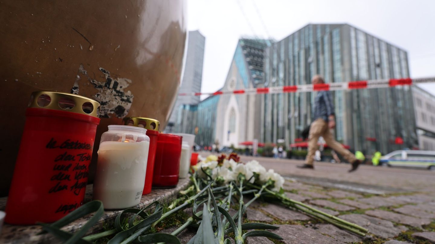 Nach der Amokfahrt in Leipzig liegen Blumen und Kerzen auf dem Augustusplatz. Foto: Jan Woitas/dpa