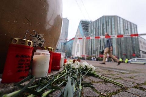 Nach der Amokfahrt in Leipzig liegen Blumen und Kerzen auf dem Augustusplatz. Foto: Jan Woitas/dpa