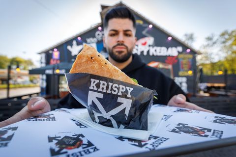 "Einmal Döner, aber schön krispy!" (Archivbild) Foto: Friso Gentsch/dpa