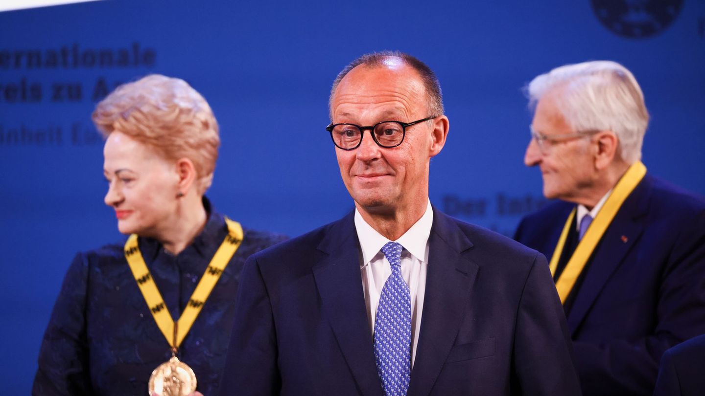 Bundeskanzler Friedrich Merz (CDU) hält am Himmelfahrtstag die Festansprache bei der Karlspreis-Verleihung an den ehemaligen ita
