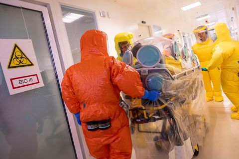 Auf einer Sonderisolierstation können hochinfektiöse Patienten behandelt werden. (Archivbild) Foto: Thomas Banneyer/dpa