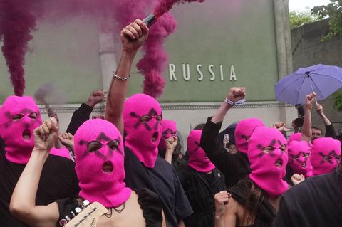 Mit farbigen Rauchbomben protestierte das russische Künstlerkollektiv Pussy Riot vor dem russischen Pavillon in Venedig. Foto: L