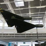 Zwei DAR Drohnen hängen unter der Decke eines Museums