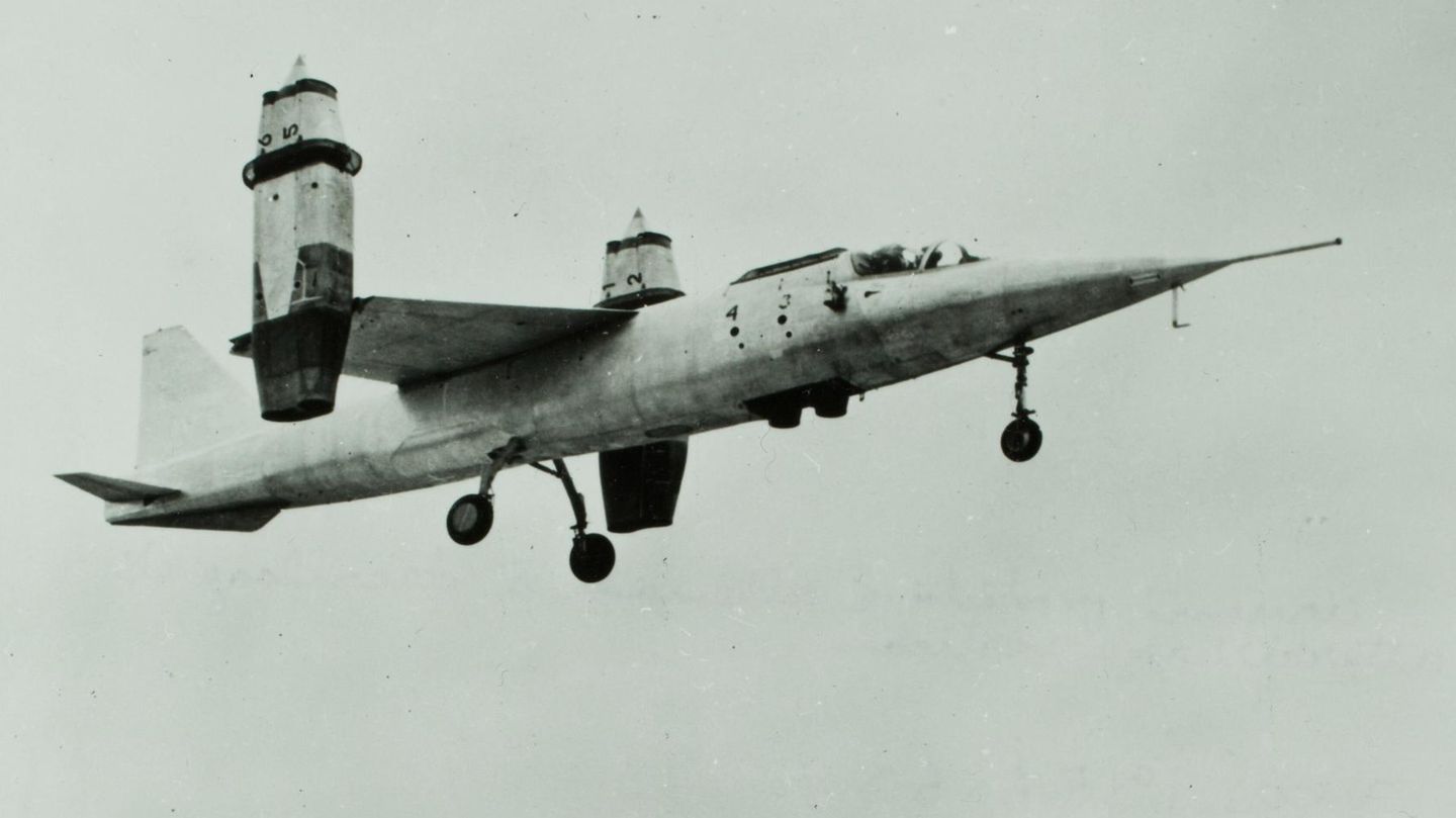 Ein EWR VJ 101 Senkrechtstarter hebt ab